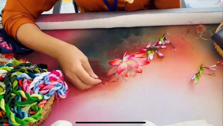 Một bông hoa sen thêu tay được nhiều hành khách trầm trồ.