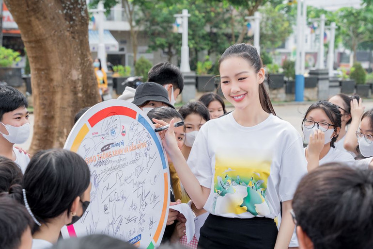 Hoa hậu Lê Nguyễn Bảo Ngọc cùng các học sinh ký cam kết ủng hộ giao thông bền vững.