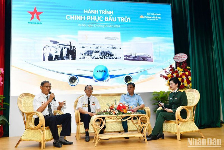 Các đại biểu tham gia tọa đàm.