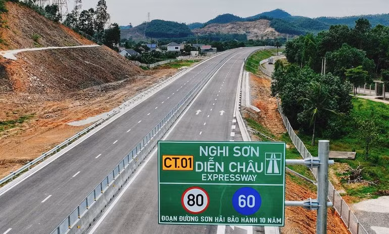 Đoạn đường được Tập đoàn Sơn Hải cam kết bảo hành 10 năm. Đoạn đường được Tập đoàn Sơn Hải cam kết bảo hành 10 năm.