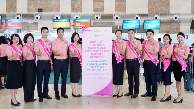 Vietnam Airlines cũng đã đồng hành cùng UN Women tổ chức chuyến bay màu hồng HeForShe mang thông điệp “Vì những người phụ nữ quanh ta".