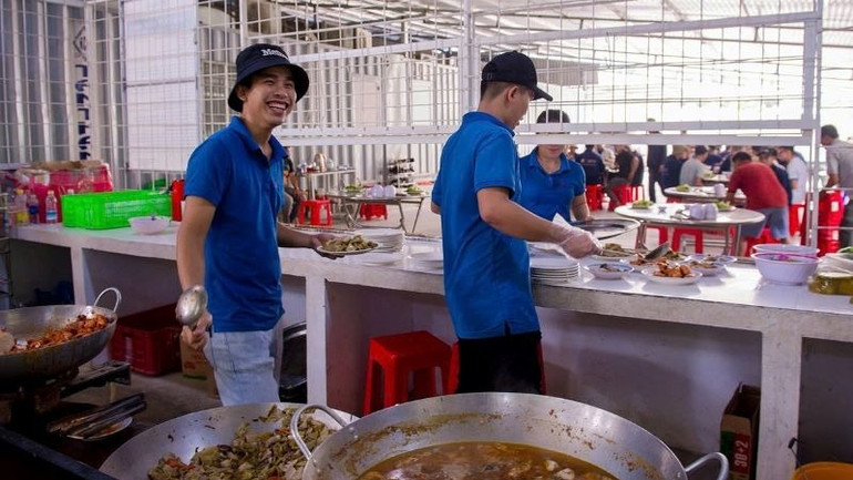 Những nhân viên cấp dưỡng thường tìm tòi, sáng tạo bữa ăn để cho ra những thành phẩm khác nhau, làm phong phú khẩu phần ăn cho cán bộ, công nhân viên dự án. Những nhân viên cấp dưỡng thường tìm tòi, sáng tạo bữa ăn để cho ra những thành phẩm khác nhau, làm phong phú khẩu phần ăn cho cán bộ, công nhân viên dự án.