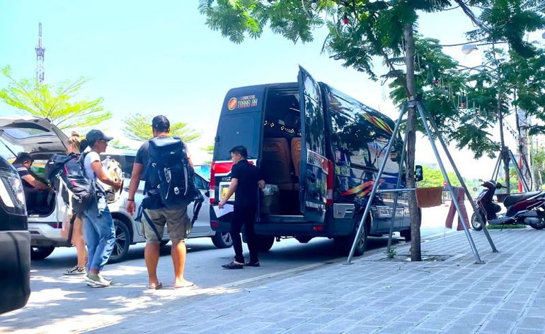 Chuyên gia đề xuất sửa đổi khoản 6, Điều 7 tại dự thảo Nghị định: “Từ ngày 1/1/2025, đơn vị kinh doanh vận tải hành khách theo hợp đồng thực hiện cung cấp đầy đủ các nội dung tối thiểu của hợp đồng vận chuyển theo chuyến qua phần mềm của Bộ Giao thông vận tải”. Chuyên gia đề xuất sửa đổi khoản 6, Điều 7 tại dự thảo Nghị định: “Từ ngày 1/1/2025, đơn vị kinh doanh vận tải hành khách theo hợp đồng thực hiện cung cấp đầy đủ các nội dung tối thiểu của hợp đồng vận chuyển theo chuyến qua phần mềm của Bộ Giao thông vận tải”.