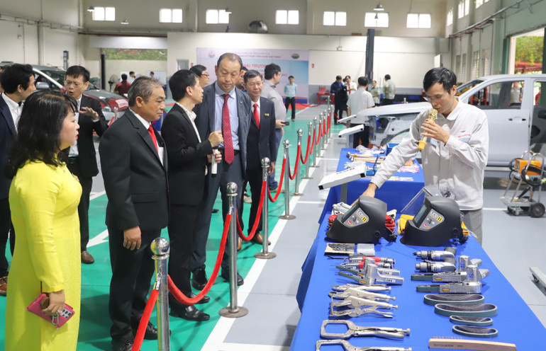 Toyota chuyển giao tới Trung tâm T-TEP gói hỗ trợ đầy đủ cho các chuyên ngành kỹ thuật với tổng giá trị quy đổi khoảng 160 nghìn USD.