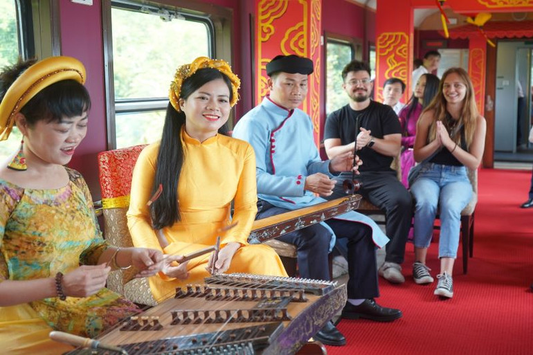 Thời gian đầu đưa vào khai thác, đoàn tàu gồm 5 toa xe ghế mềm điều hòa hiện đại và 1 toa xe sinh hoạt cộng đồng, hứa hẹn sẽ là điểm check-in “di động” ấn tượng đối với du khách.