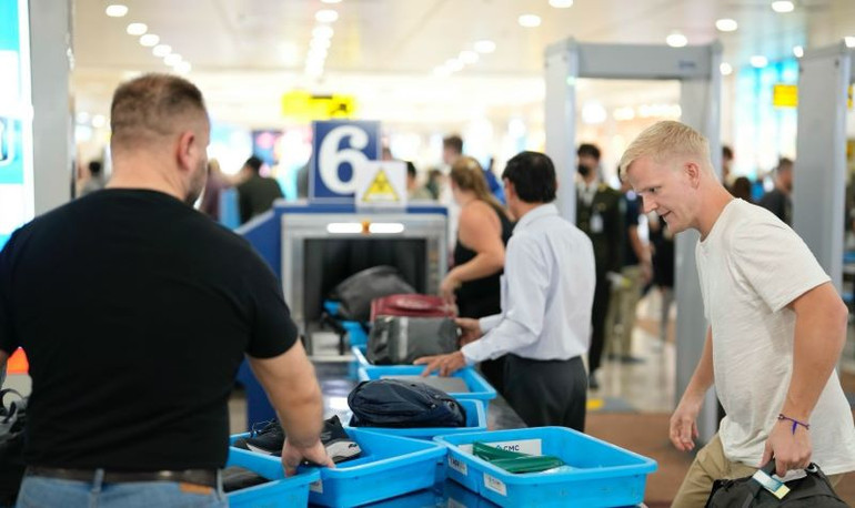 Ngày cao điểm sau Tết dự kiến vào ngày 15/2/2024 (tức ngày 6 tháng Giêng âm lịch) với 608 lượt chuyến bay và 105 nghìn lượt hành khách qua sân bay Nội Bài. Ngày cao điểm sau Tết dự kiến vào ngày 15/2/2024 (tức ngày 6 tháng Giêng âm lịch) với 608 lượt chuyến bay và 105 nghìn lượt hành khách qua sân bay Nội Bài.