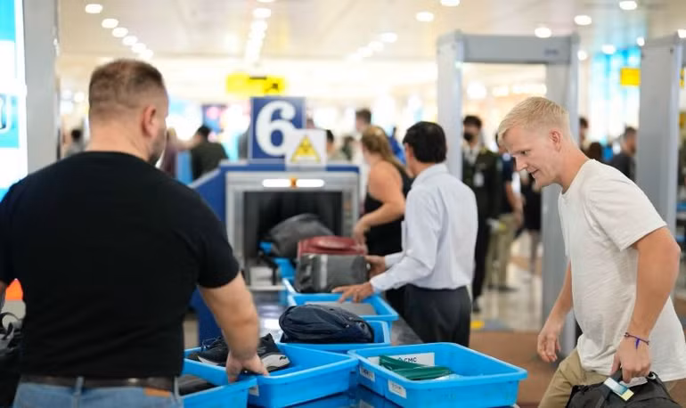 Ngày cao điểm sau Tết dự kiến vào ngày 15/2/2024 (tức ngày 6 tháng Giêng âm lịch) với 608 lượt chuyến bay và 105 nghìn lượt hành khách qua sân bay Nội Bài. Ngày cao điểm sau Tết dự kiến vào ngày 15/2/2024 (tức ngày 6 tháng Giêng âm lịch) với 608 lượt chuyến bay và 105 nghìn lượt hành khách qua sân bay Nội Bài.