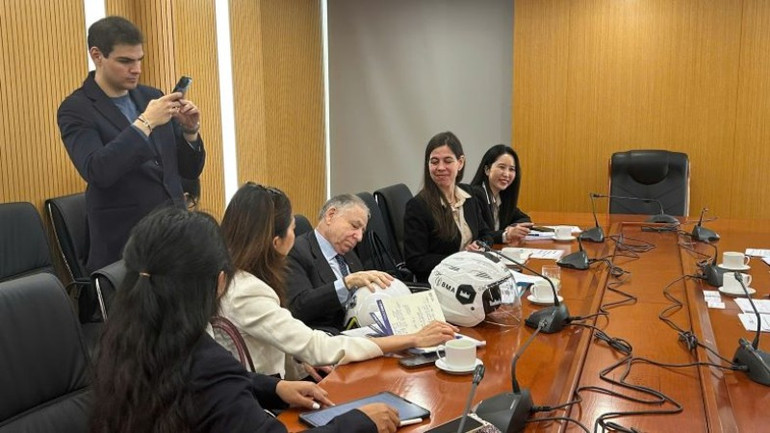 Ông Jean Todt hoan nghênh Ủy ban An toàn giao thông quốc gia có chiến dịch tuyên truyền, bắt buộc người dân sử dụng mũ bảo hiểm đạt chuẩn, phối hợp các lực lượng quản lý thị trường vào cuộc quản lý chất lượng mũ bảo hiểm.