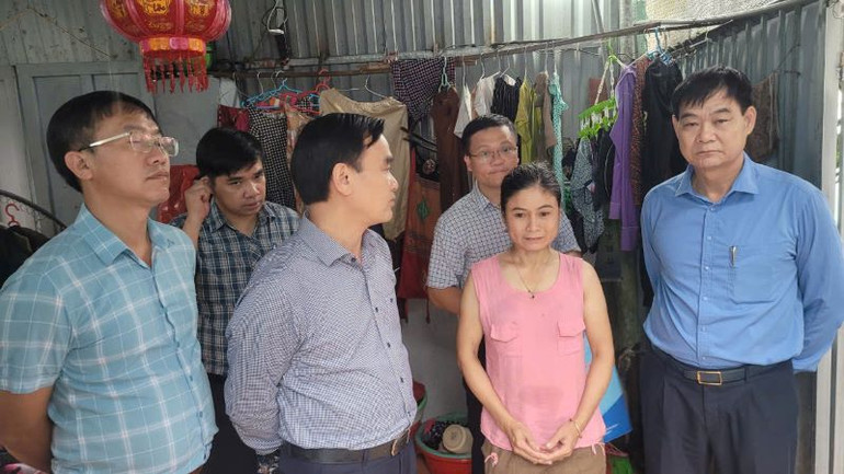 Chủ tịch Công đoàn TKV Lê Thanh Xuân (thứ hai từ trái sang) đã chia sẻ, động viên công nhân và gia đình khắc phục khó khăn, sớm ổn định chỗ ở, ổn định cuộc sống.