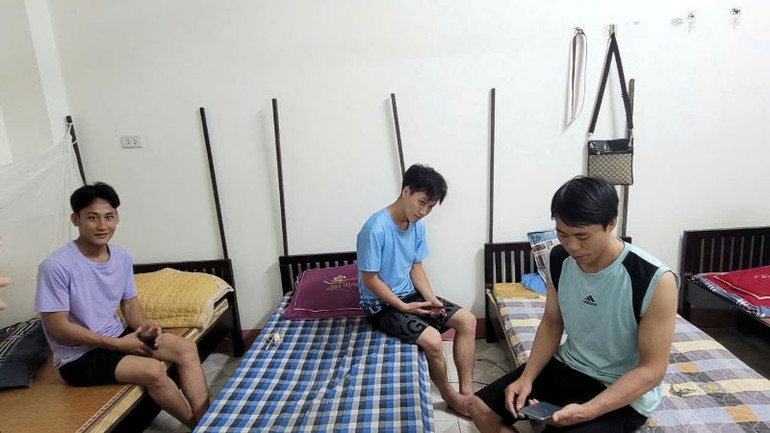 Các thợ lò Giàng Vần Vư, Giàng Mý Tệch và Vàng A Tùng trong căn chung cư Công ty Than Hạ Long.