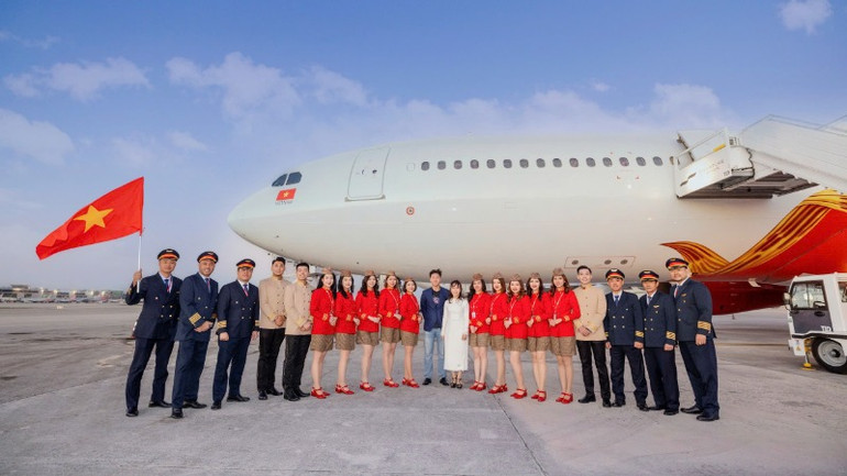 Tàu bay và phi hành đoàn Vietjet tại sân bay Miami (Florida, Mỹ).