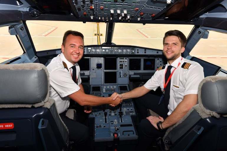 Phi công hãng Vietjet.