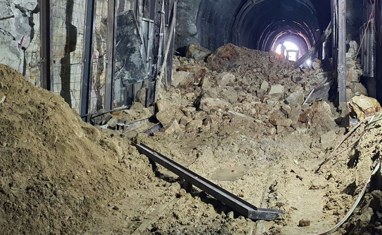 Đất đá sạt lở khối lượng lớn tại hầm Bãi Gió.