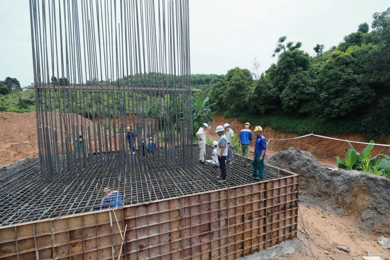 Tại cầu cạn Km48+310,5, công nhân tiến hành gia công thép, khoan cọc nhồi của 2 trụ và bệ trụ, còn lại số lượng lớn máy móc, thiết bị đang trong cảnh "đắp chiếu".