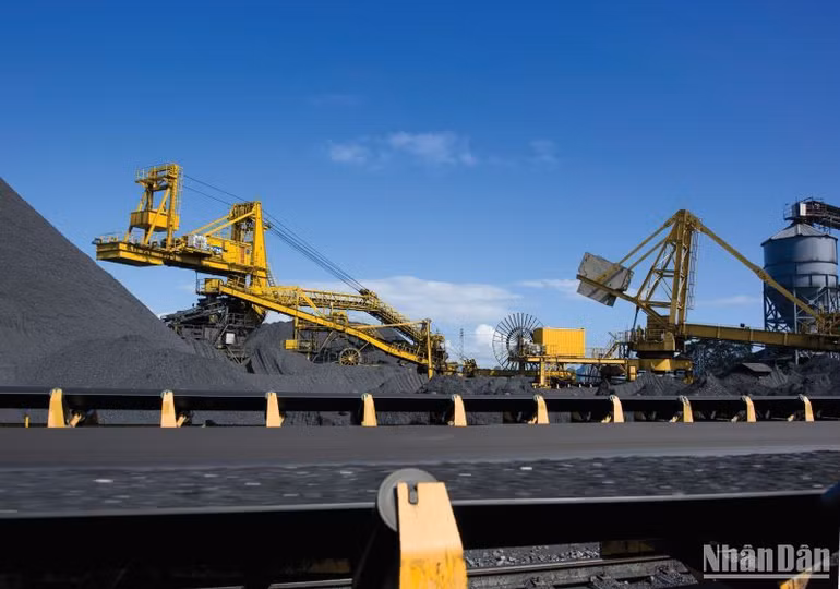 Bốc xúc than đáp ứng nhu cầu tiêu thụ cho các hộ sản xuất. Bốc xúc than đáp ứng nhu cầu tiêu thụ cho các hộ sản xuất.