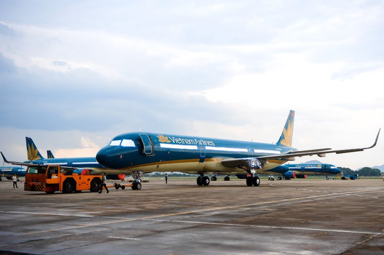 Máy bay đang sửa chữa, bảo dưỡng được kéo về Hangar chính của VAECO nhằm bảo đảm an toàn trước những diễn biến phức tạp của bão số 3 - Yagi.