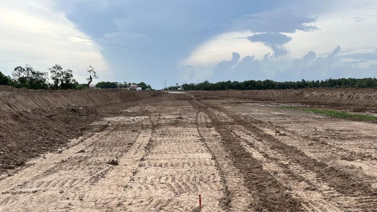 Đắp nền đường cao tốc Châu Đốc-Cần Thơ-Sóc Trăng.