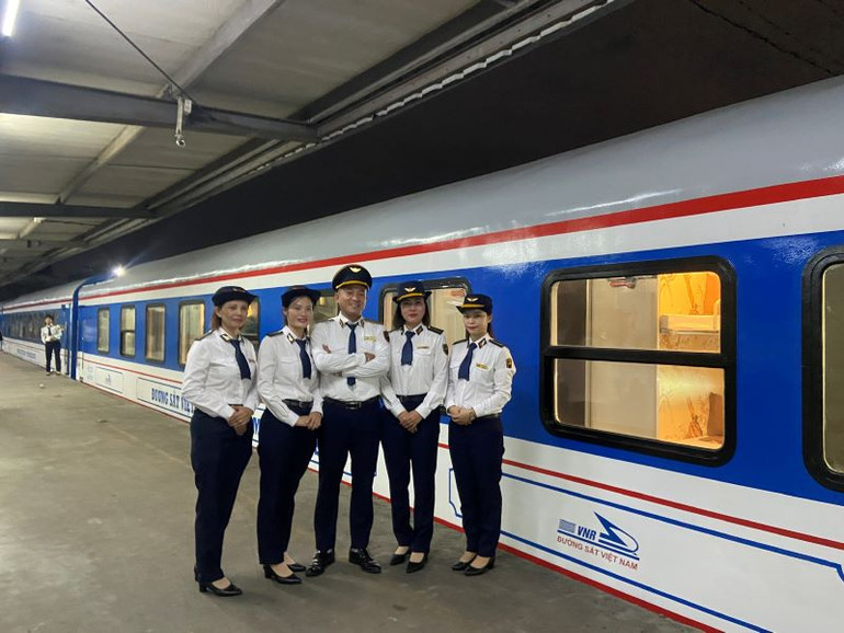 Tổng Công ty Đường sắt Việt Nam cũng tuyển chọn đội ngũ tiếp viên có nhiều kinh nghiệm, kỹ năng giao tiếp tốt và có thể giao tiếp bằng tiếng Anh, đồng phục cũng được thiết kế nhận diện riêng.