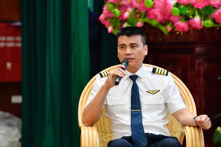 Ông Tô Ngọc Giang, Phó Tổng Giám đốc Vietnam Airlines, Đoàn trưởng Đoàn bay 919.