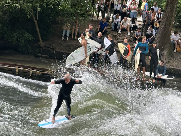 Lướt sóng trong công viên ở Munich.