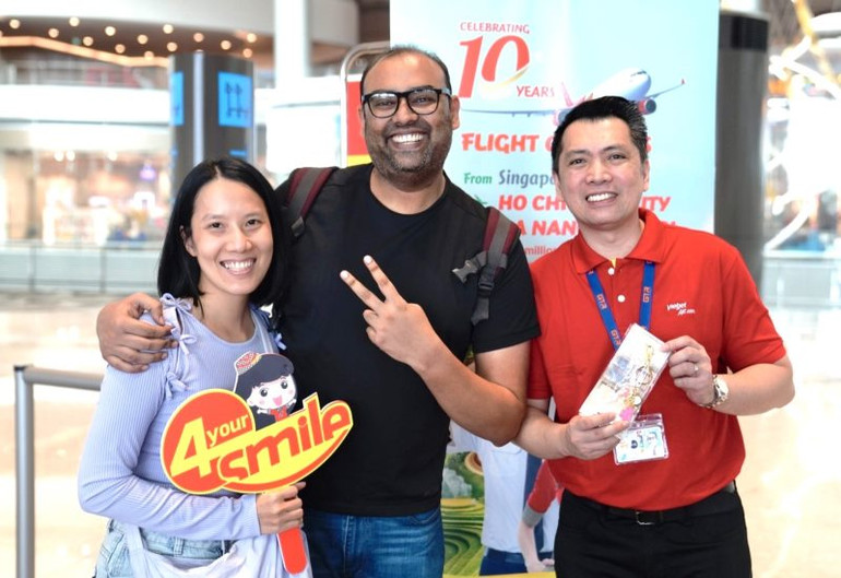 Phi hành đoàn Vietjet chụp ảnh kỷ niệm với hành khách.