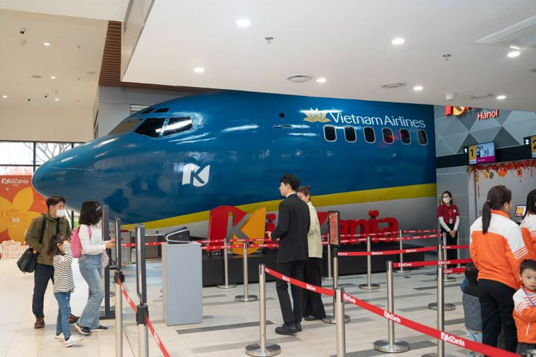 Ngay tại sảnh của KidZania Hà Nội, đầu máy bay Boeing thật được thiết kế với bộ nhận diện của Hãng hàng không Quốc gia Việt Nam - Vietnam Airlines. Ngay tại sảnh của KidZania Hà Nội, đầu máy bay Boeing thật được thiết kế với bộ nhận diện của Hãng hàng không Quốc gia Việt Nam - Vietnam Airlines.