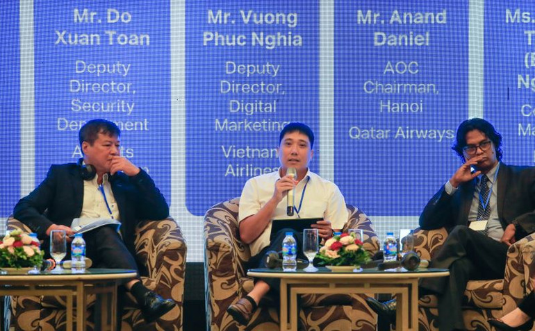 Ông Vương Phúc Nghĩa, Phó Trưởng Ban Tiếp thị số -Vietnam Airlines (người ngồi giữa) phát biểu.