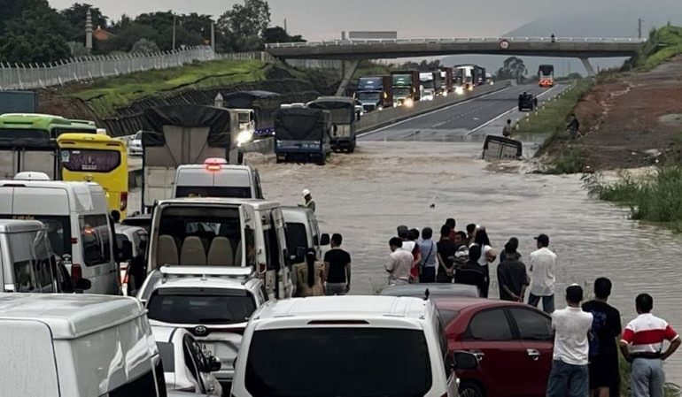 Bộ Giao thông vận tải chỉ đạo chủ đầu tư phối hợp với các đơn vị điều tiết phương tiện, bố trí xe chuyên dụng ứng cứu phương tiện bị ảnh hưởng. Bộ Giao thông vận tải chỉ đạo chủ đầu tư phối hợp với các đơn vị điều tiết phương tiện, bố trí xe chuyên dụng ứng cứu phương tiện bị ảnh hưởng.