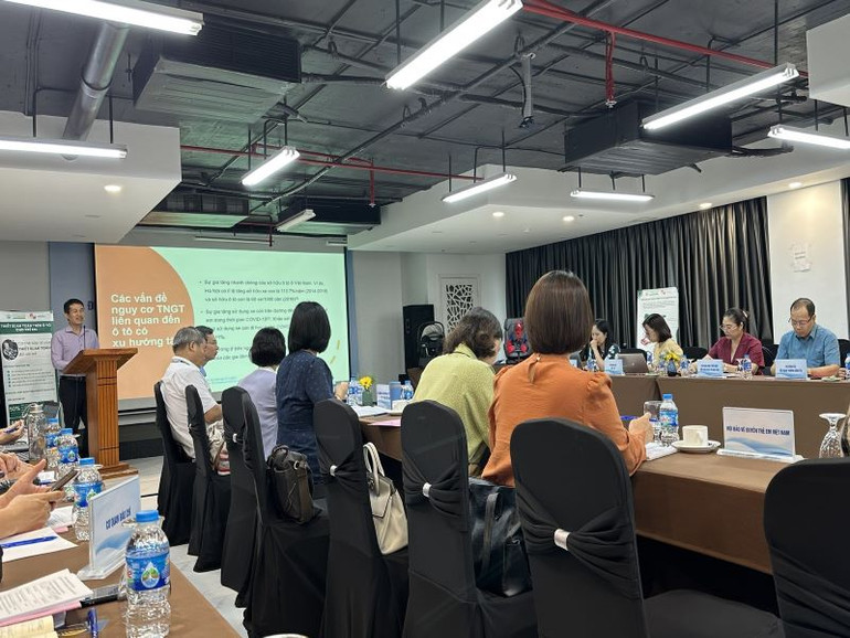 Việt Nam chưa có quy định về thiết bị an toàn cho trẻ em ngồi trên xe ô-tô, trong khi có khoảng 23% phương tiện lưu thông để trẻ em ngồi ghế trước một mình, 19,2% xe có trẻ ngồi ghế trước chung với người lớn, dù đây là vị trí rất nguy hiểm với các bé.