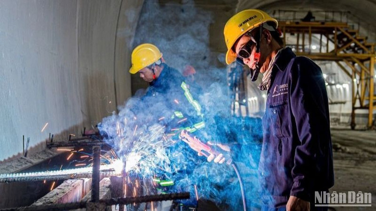 Vì tiến độ chung của dự án, những “phu đường” của Tập đoàn Đèo Cả sẵn sàng hy sinh thời gian quý báu, bám trụ công trường để đưa các dự án về đích đúng tiến độ.