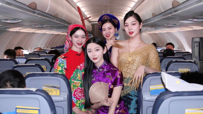 Mỗi bộ trang phục không chỉ là một tác phẩm nghệ thuật tinh tế, mà còn gói trọn câu chuyện về đời sống, phong tục và niềm tự hào dân tộc, cùng nhau tạo nên một bức tranh văn hóa Việt Nam đoàn kết, đa dạng và đầy màu sắc trong ngày Tết quê hương.