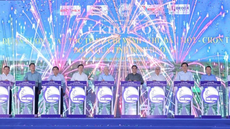 Thủ tướng Phạm Minh Chính cùng các đại biểu thực hiện nghi thức khởi công dự án cao tốc Thành phố Hồ Chí Minh-Thủ Dầu Một-Chơn Thành đoạn qua tỉnh Bình Dương.
