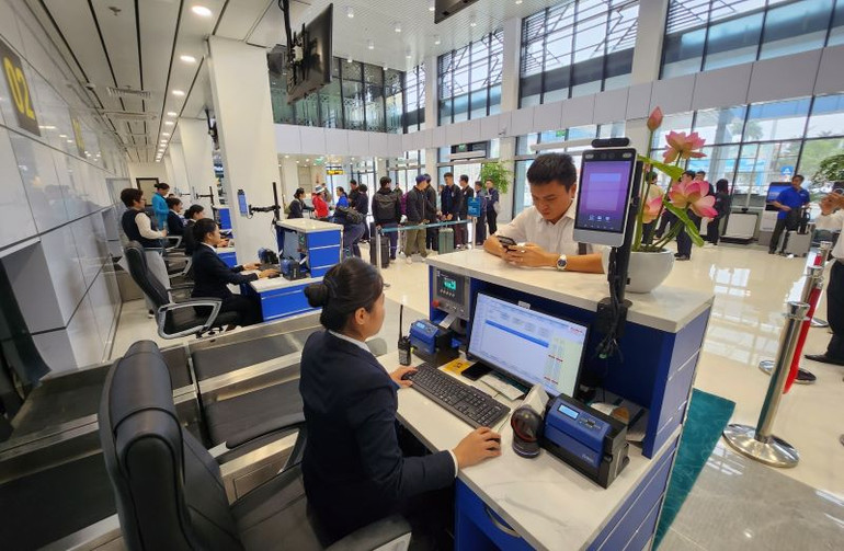 Hành khách làm thủ tục tại Cảng Hàng không Điện Biên.