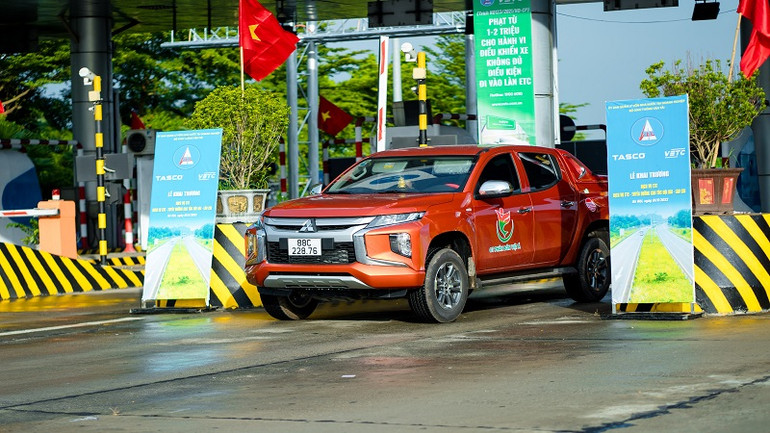 Thời gian qua trạm trên làn ETC đối với xe đủ tiêu chuẩn được ghi nhận rút ngắn 6-7 lần so với hình thức thu phí 1 dừng trước đây. Thời gian qua trạm trên làn ETC đối với xe đủ tiêu chuẩn được ghi nhận rút ngắn 6-7 lần so với hình thức thu phí 1 dừng trước đây.