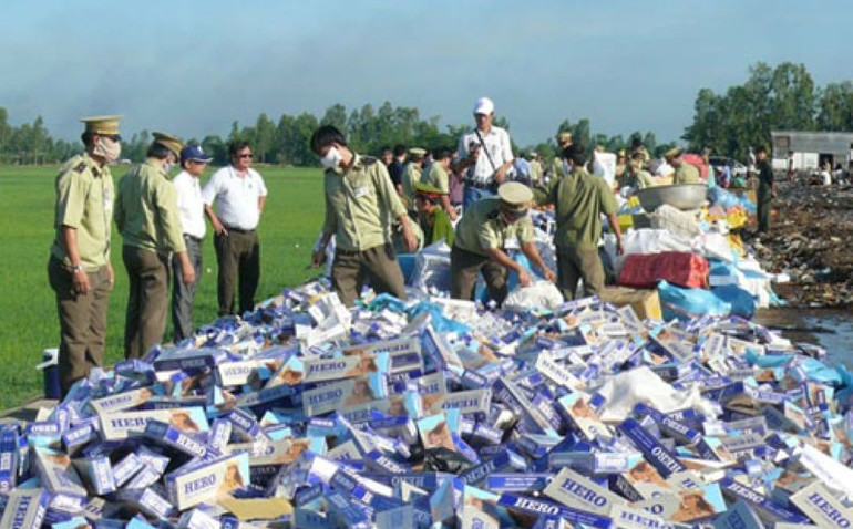 Lực lượng chức năng tổ chức tiêu hủy thuốc lá lậu.