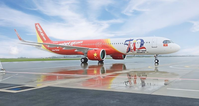 Tàu bay A321neo mới hôm nay là chiếc thứ 80 được sản xuất và bàn giao nằm trong đơn đặt hàng hơn 206 tàu bay của Vietjet với nhà sản xuất máy bay hàng đầu thế giới Airbus. Tàu bay A321neo mới hôm nay là chiếc thứ 80 được sản xuất và bàn giao nằm trong đơn đặt hàng hơn 206 tàu bay của Vietjet với nhà sản xuất máy bay hàng đầu thế giới Airbus.