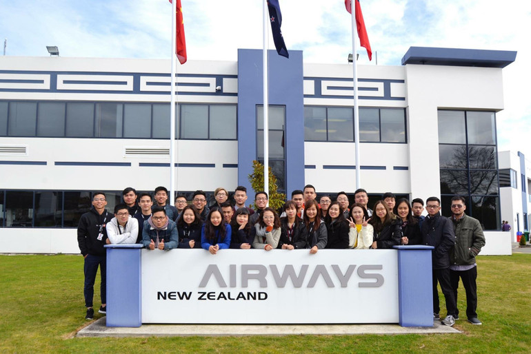 Từ năm 2015, VATM liên kết đào tạo bằng hình thức xã hội hóa với Airways New Zealand và Học viện Hàng không Việt Nam, triển khai thành công chương trình đào tạo kiểm soát viên không lưu.