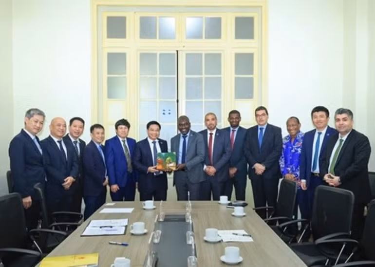 Bộ trưởng Giao thông vận tải Nguyễn Văn Thắng chụp ảnh lưu niệm cùng Đoàn công tác. Bộ trưởng Giao thông vận tải Nguyễn Văn Thắng chụp ảnh lưu niệm cùng Đoàn công tác.