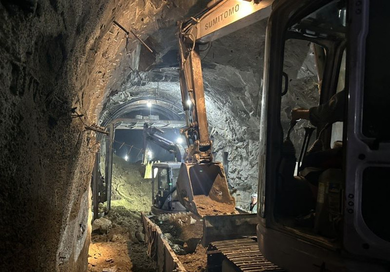 Sau khi lắp hết các khung chống vào vị trí, các đơn vị thi công tiến hành phun vữa, làm bê-tông vỏ hầm, phấn đấu chậm nhất đến ngày 22/4 sẽ thông tuyến đường sắt bắc-nam.