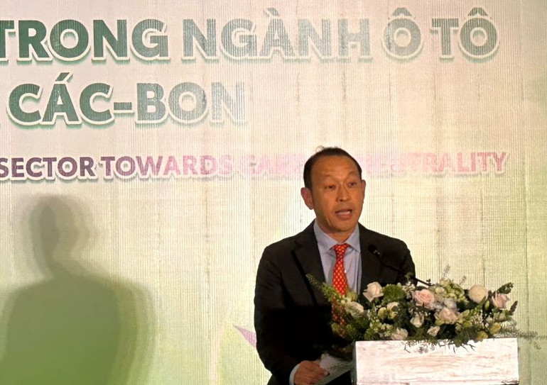 Ông Nakano Keita, Tổng Giám đốc Toyota Việt Nam chia sẻ tại hội thảo. Ông Nakano Keita, Tổng Giám đốc Toyota Việt Nam chia sẻ tại hội thảo.