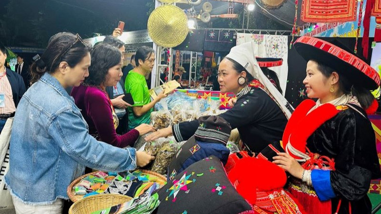 Tỉnh Cao Bằng đã triển khai 59 kế hoạch hỗ trợ sản xuất liên kết theo chuỗi giá trị, cùng 773 dự án phát triển sản xuất cộng đồng với 41.650 hộ tham gia, tạo ra 144 sản phẩm OCOP chất lượng cao.