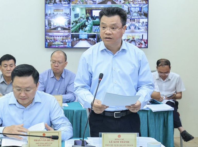 Ông Lê Kim Thành (đứng), Phó Chủ tịch chuyên trách Ủy ban An toàn giao thông Quốc gia.