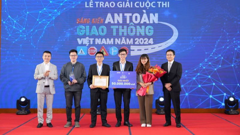 Ban tổ chức trao giải nhất cho nhóm tác giải với tác phẩm "Camera xử phạt vi phạm và phân tích giao thông thông minh".