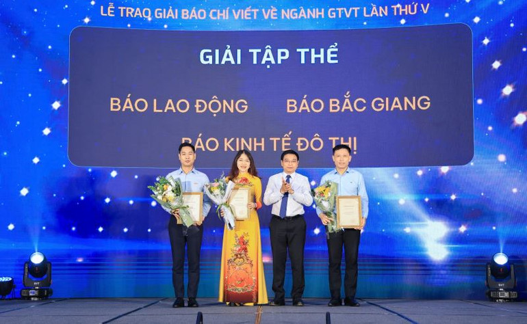 Trao giải tập thể cho 3 cơ quan báo chí có nhiều tác phẩm dự thi.