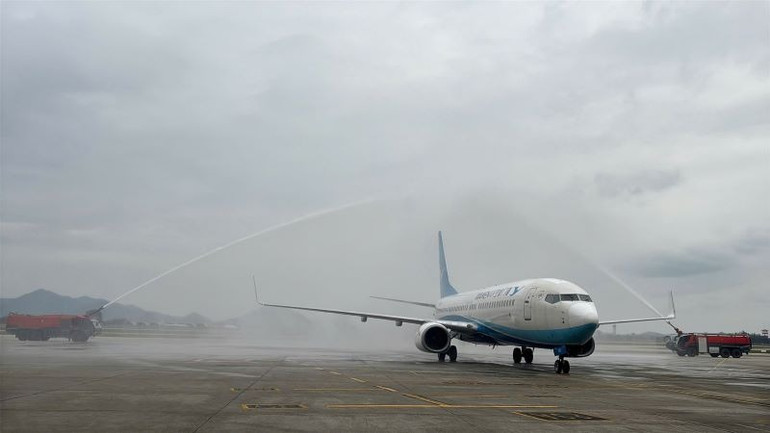 Cảng Hàng không quốc tế Nội Bài đã tổ chức nghi thức phun vòi rồng - nghi thức trang trọng trong ngành hàng không dân dụng dành cho các chuyến bay khai trương hoặc sự kiện đặc biệt.