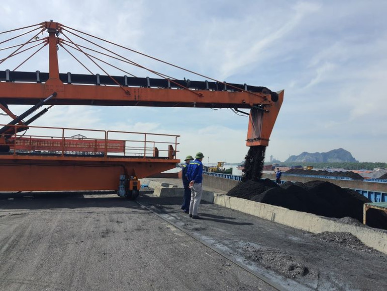 Công ty Kho vận và Cảng Cẩm Phả bốc rót than đi tiêu thụ.