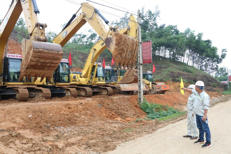 Nhà thầu huy động máy móc triển khai thi công dự án. Nhà thầu huy động máy móc triển khai thi công dự án.