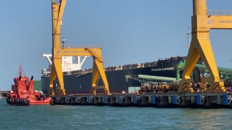 Khu bến Cảng Dung Quất quy mô 9 bến cảng (38 cầu cảng), tổng chiều dài 7.861m đạt sản lượng hàng hóa thông qua 38-38,8 triệu tấn.