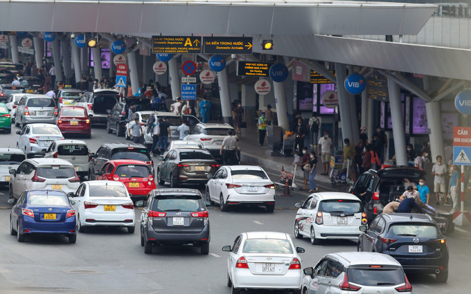Phương tiện đón trả khách tại sân bay Tân Sơn Nhất (Thành phố Hồ Chí Minh).