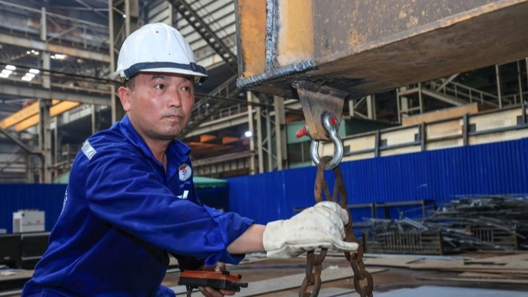 Thợ tàu Bạch Đằng căn chỉnh, lắp ráp tổng đoạn sản phẩm tàu đóng mới.